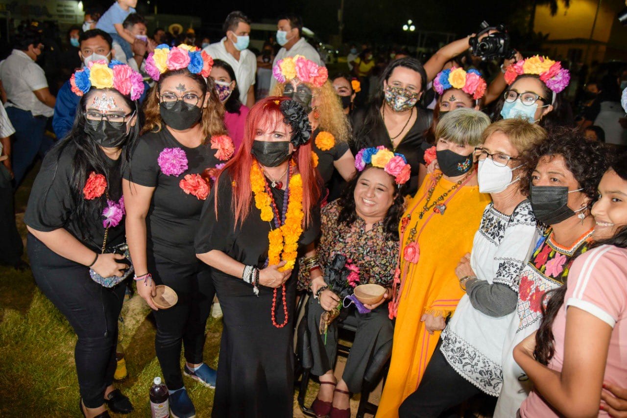 Layda Sansores acude a Festival de Día de Muertos en Pomuch