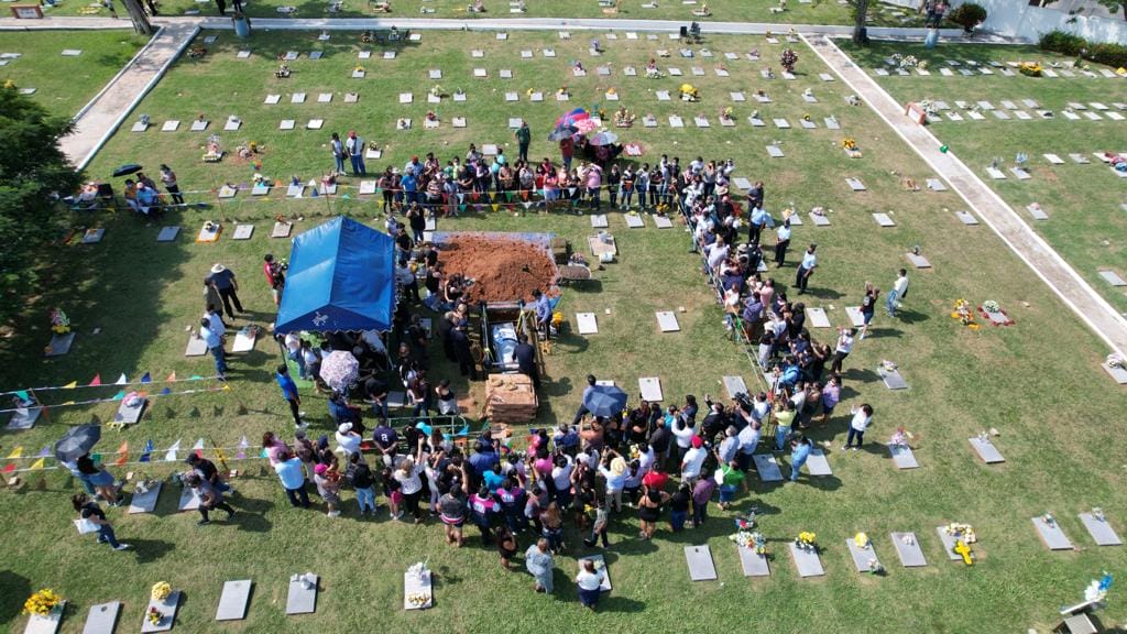 Video: Entre lagrimas y entonando “Amor Eterno” dan último adiós a Octavio Ocaña