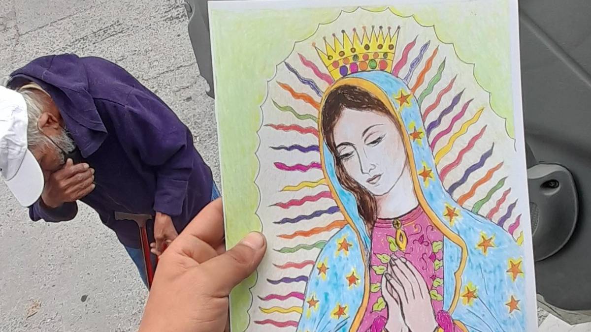 Abuelito vende dibujos de la Virgen para llevar leche a sus nietos