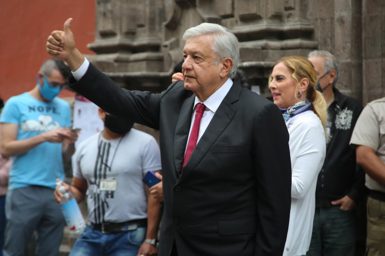 AMLO celebra triunfo de Morena en cuatro estados, y sugiere a la oposición 'cambiar su estrategia'