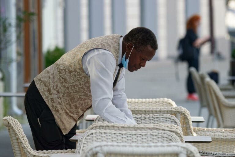 Cancún: otra ola de covid-19 cesa a 25% de la plantilla de restauración