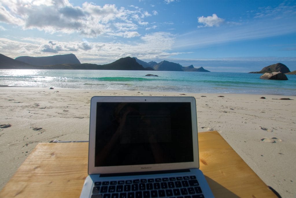 ¿Cómo ganar dinero viajando por el mundo?