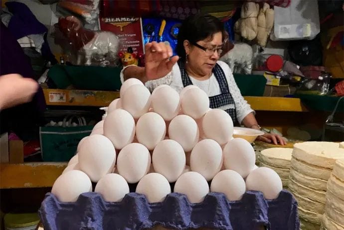 Le salen 'alas' al huevo: La reja ya alcanza los 100 pesos en algunos negocios