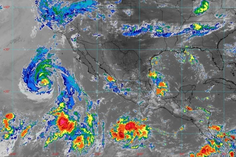 Huracán Frank se debilita frente a costas mexicanas