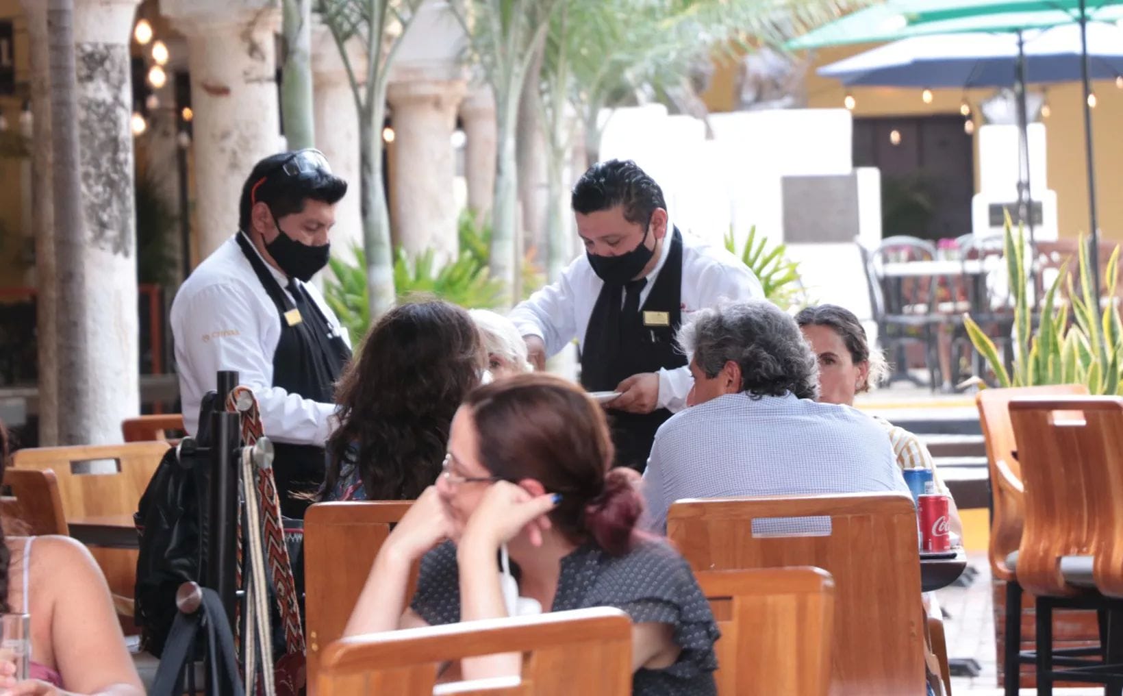 Restaurantes y hoteles de Yucatán seguirán con el uso del cubrebocas