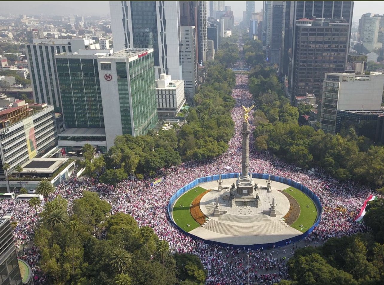 Chocan en cifra de asistencia a marcha por el INE