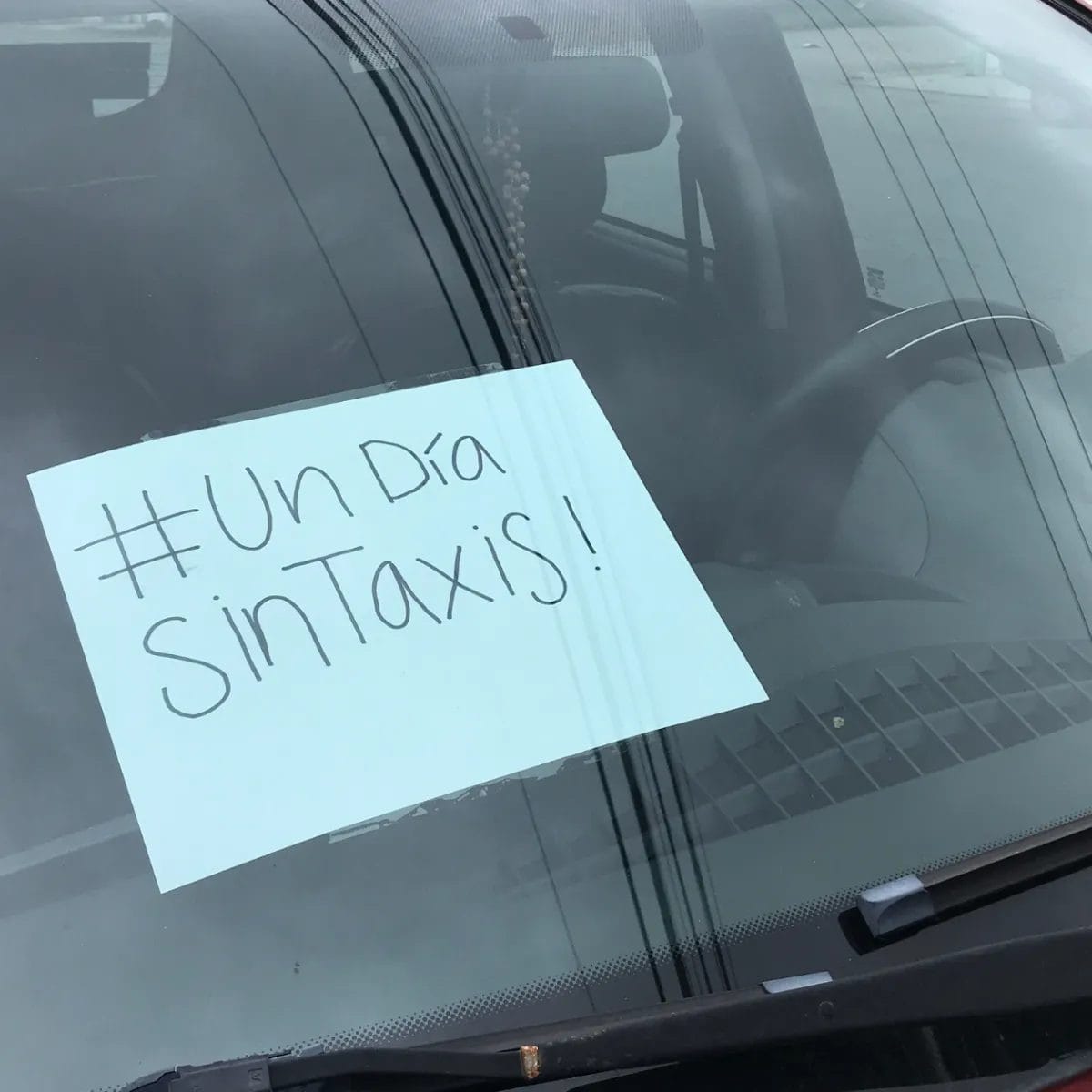 Ofrece Uber viajes gratis en Cancún ante campaña 'Un día sin taxi'