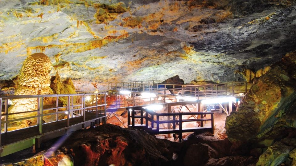 Grutas de Bustamante, la zona geológica hallada de casualidad por un agujero