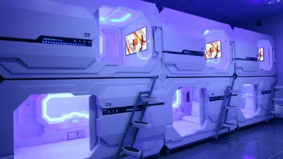 ¿Se retrasó el vuelo? Esto es lo que cuesta dormir en las cápsulas del AICM