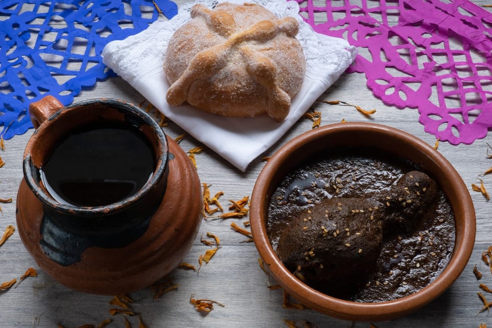 El mole y Día de Muertos: Una tradición gastronómica y cultural que conquista los corazones
