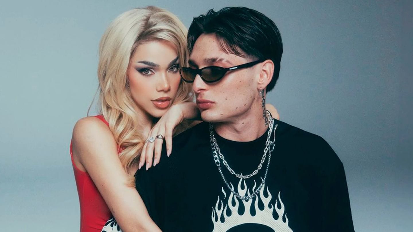 VIDEO: Peso Pluma y Kenia OS desatan furor con beso en el Super Bowl LIX