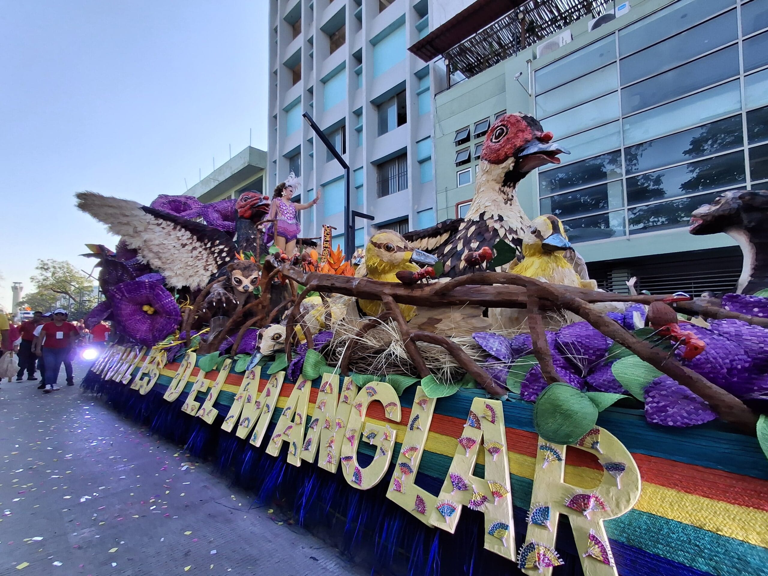 Una fiesta de tradición y color en el Desfile de Carros Alegóricos 2025