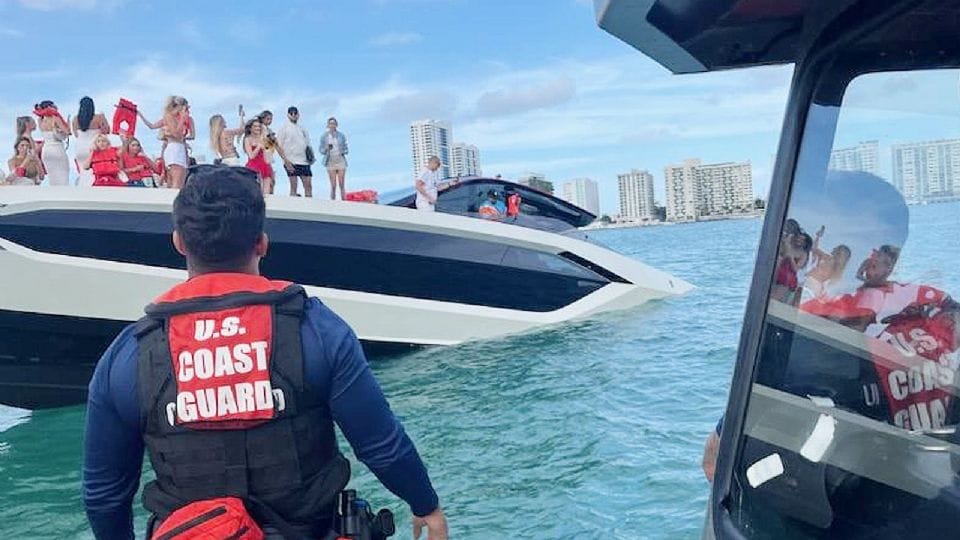Yate Lamborghini con 32 influencers se hunde en Miami durante fiesta exclusiva