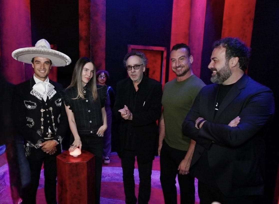 Tim Burton inaugura su laberinto artístico en CDMX con Belinda como invitada especial