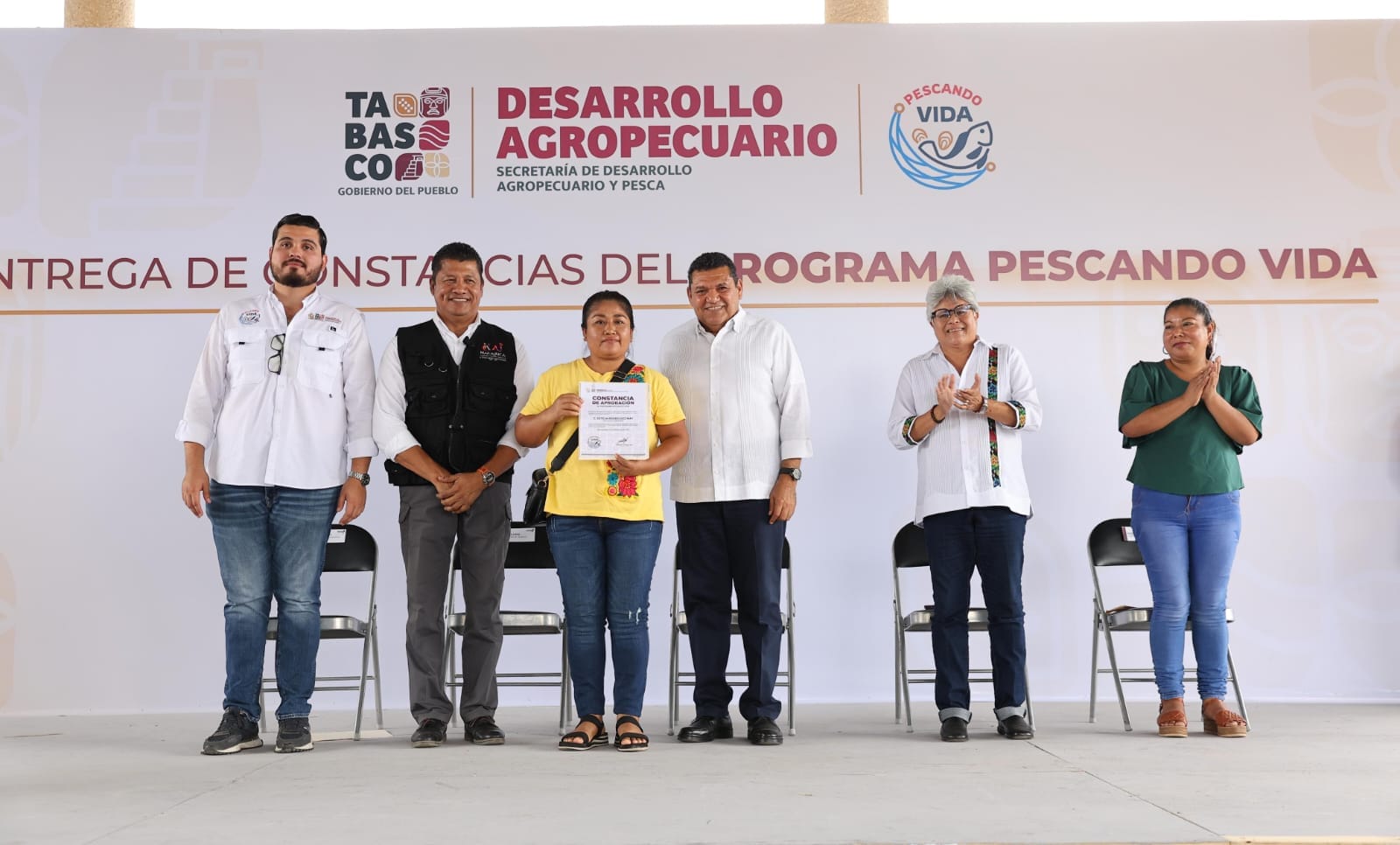 Javier May entrega constancias del programa Pescando Vida a 400 productores de Nacajuca