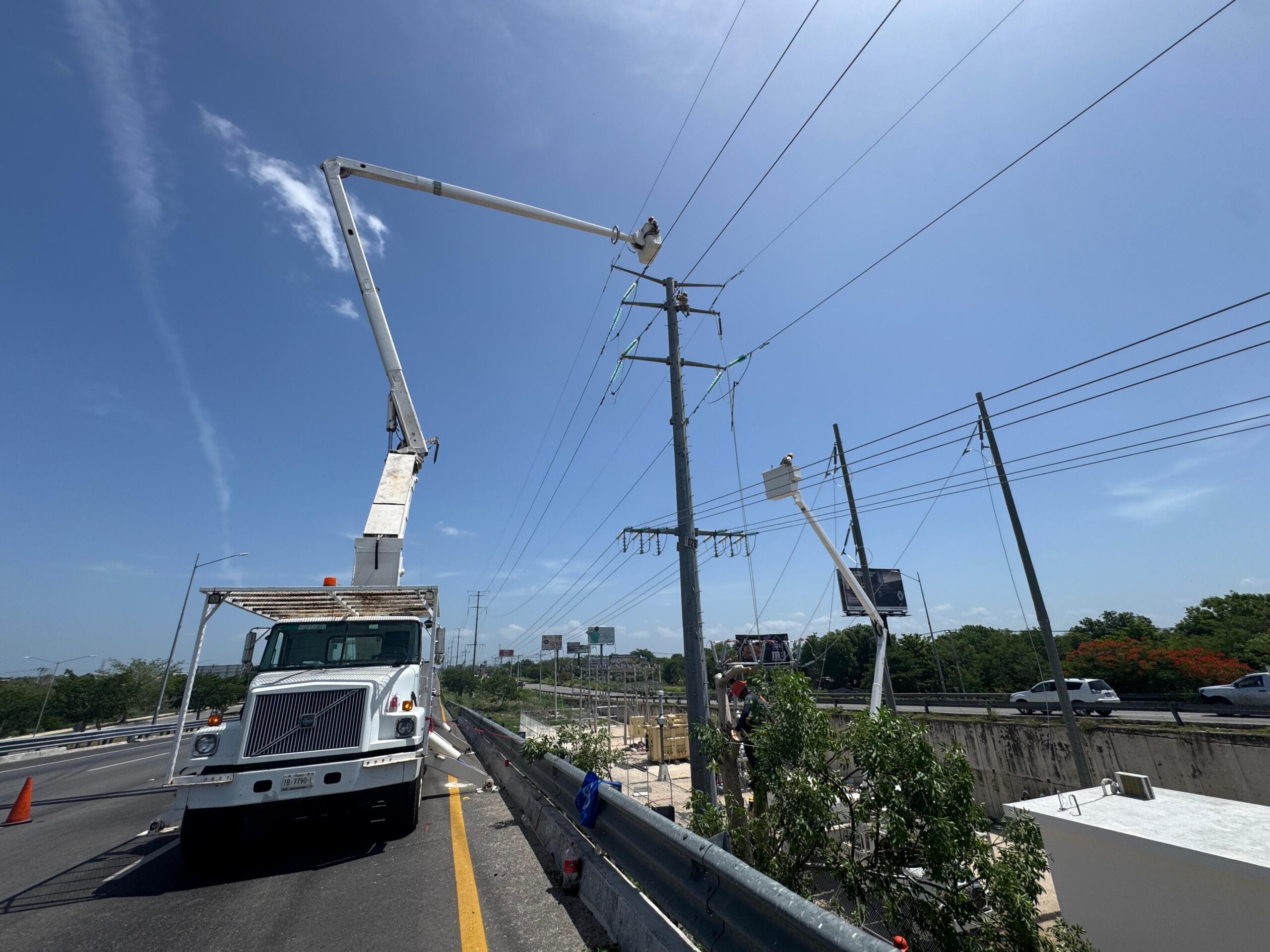 Exitoso operativo de conexión eléctrica en zona costera de Yucatán