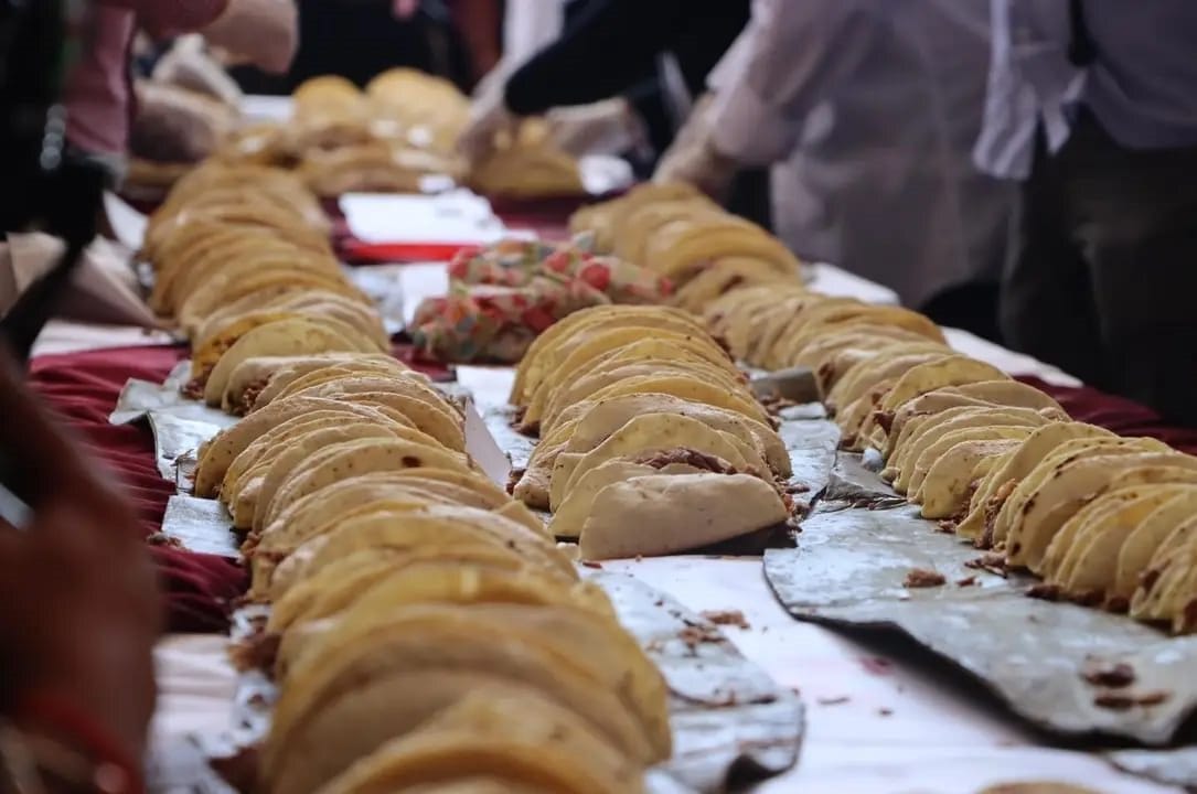 Actopan, Hidalgo, obtiene el Récord Guinness de la línea de tacos de barbacoa más larga del mundo