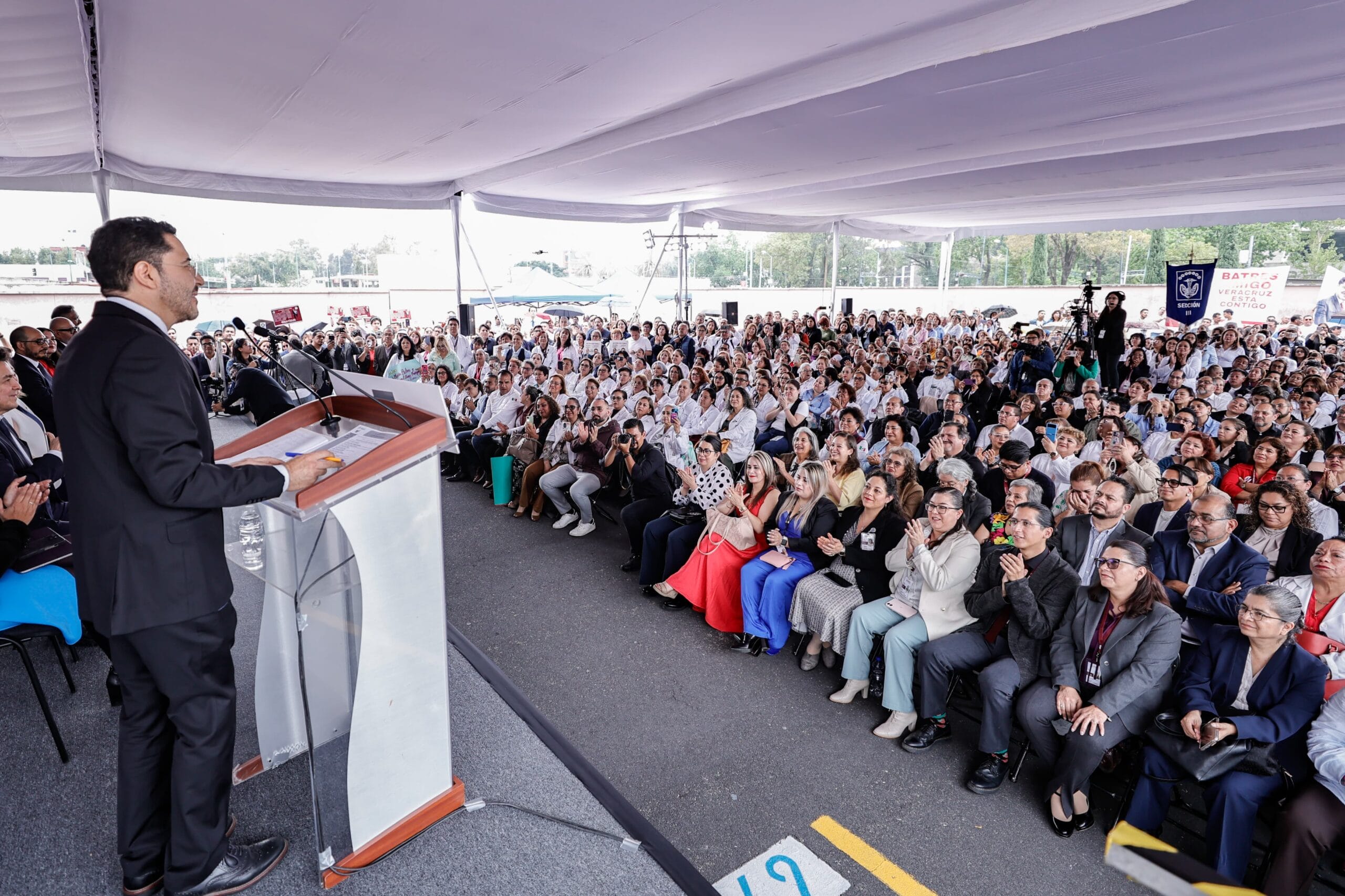 Reconoce Martí Batres labor de trabajadores sociales del ISSSTE con renivelación salarial