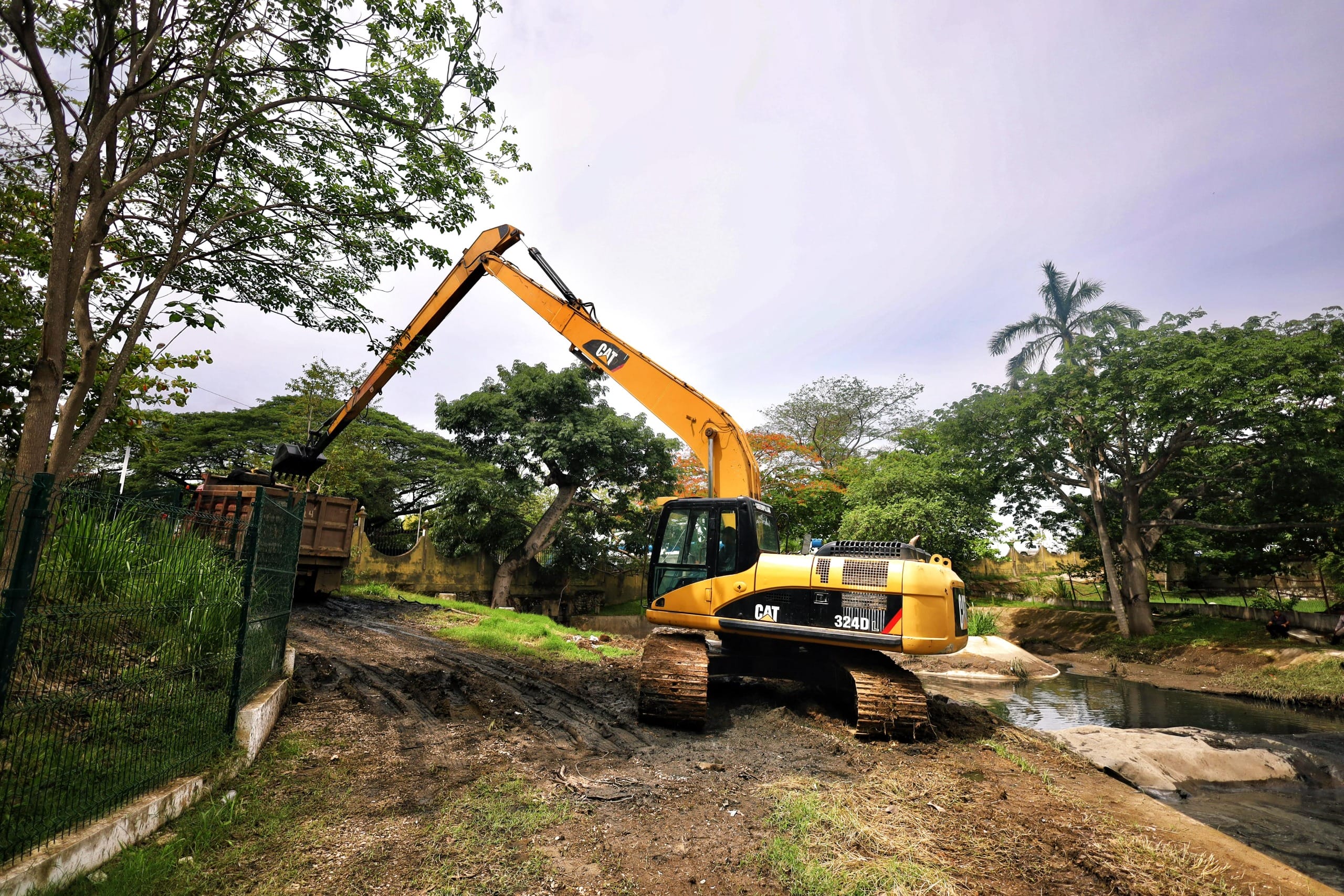 Javier May cumple compromiso ambiental con trabajos en la Laguna de las Ilusiones