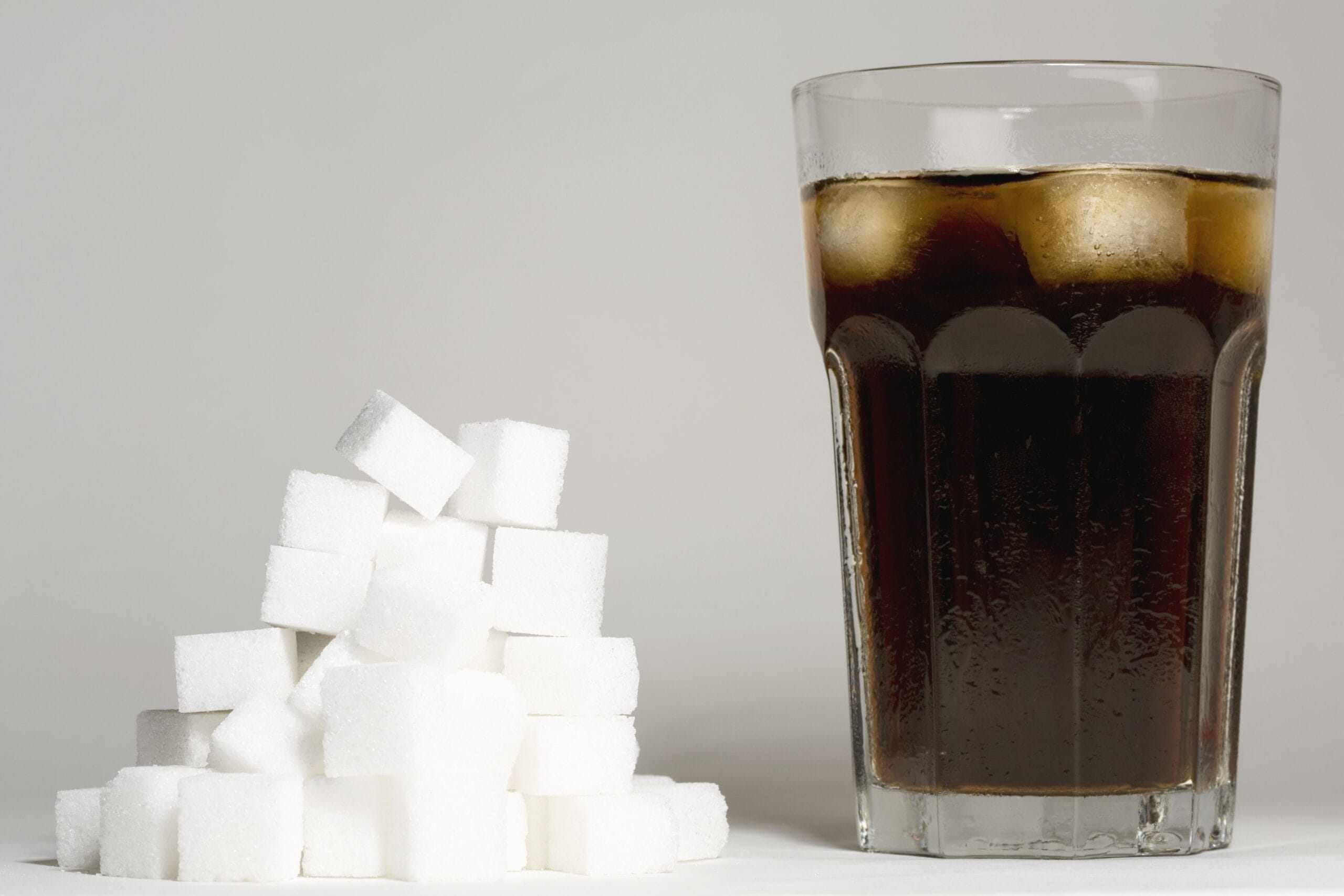 Salud alerta sobre efectos del “veneno blanco” por consumo excesivo en refrescos