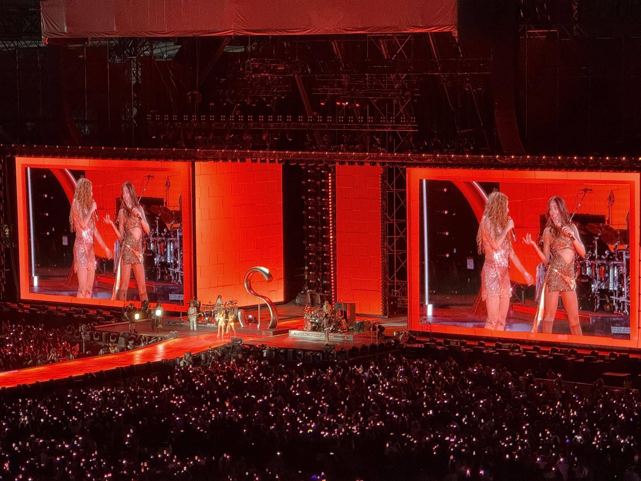 Shakira y Danna Paola encienden la CDMX: juntas interpretan “Soltera” en el tour Las Mujeres Ya No Lloran