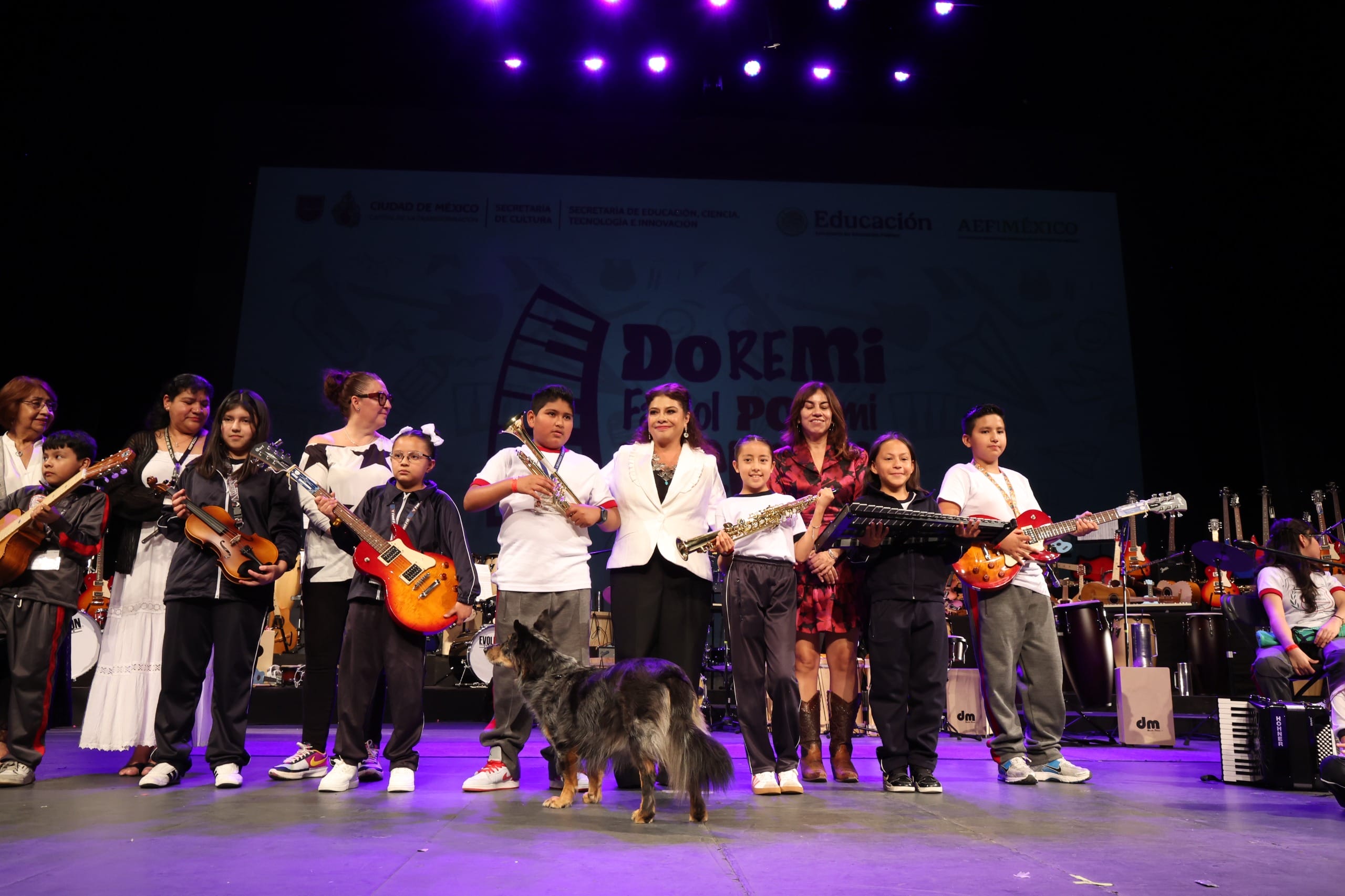 “Do, Re, Mi, Fa, Sol por Mi Escuela”: Clara Brugada entrega instrumentos a 500 planteles de la CDMX