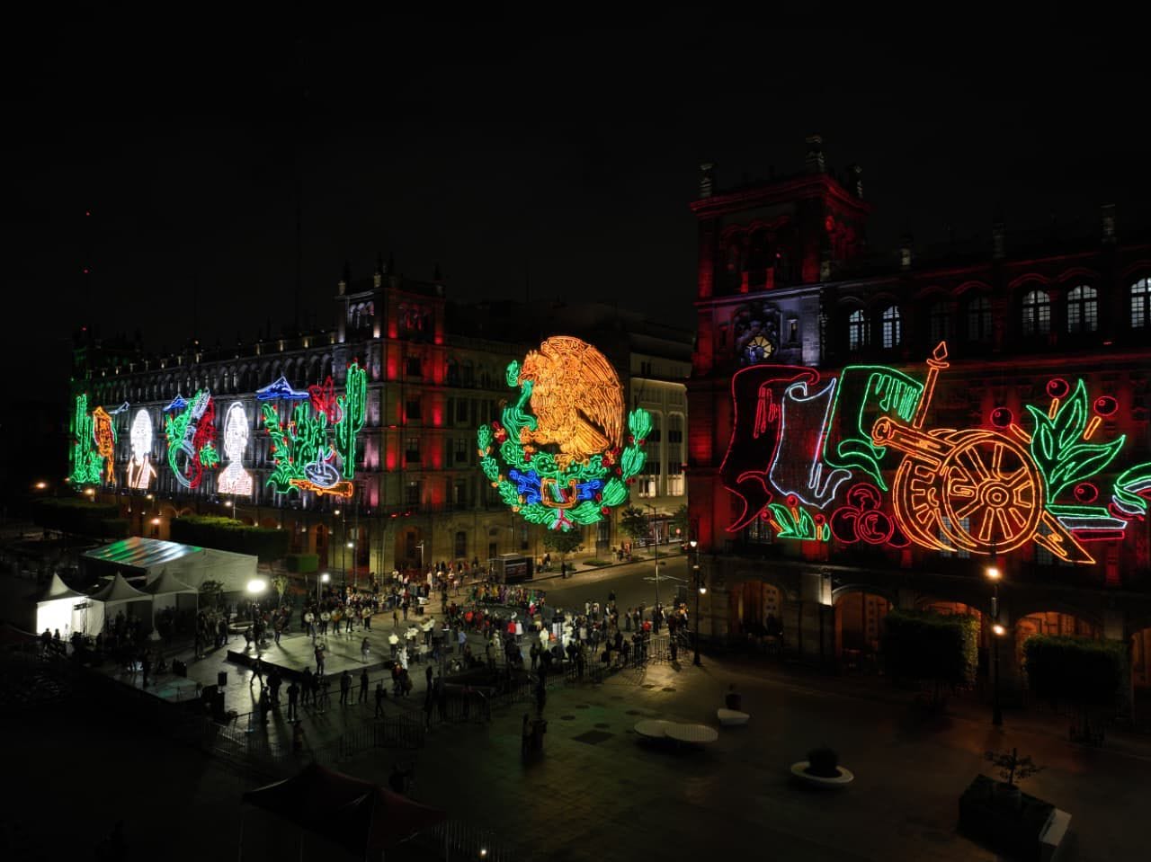 Clara Brugada encabeza encendido de luces patrias en CDMX