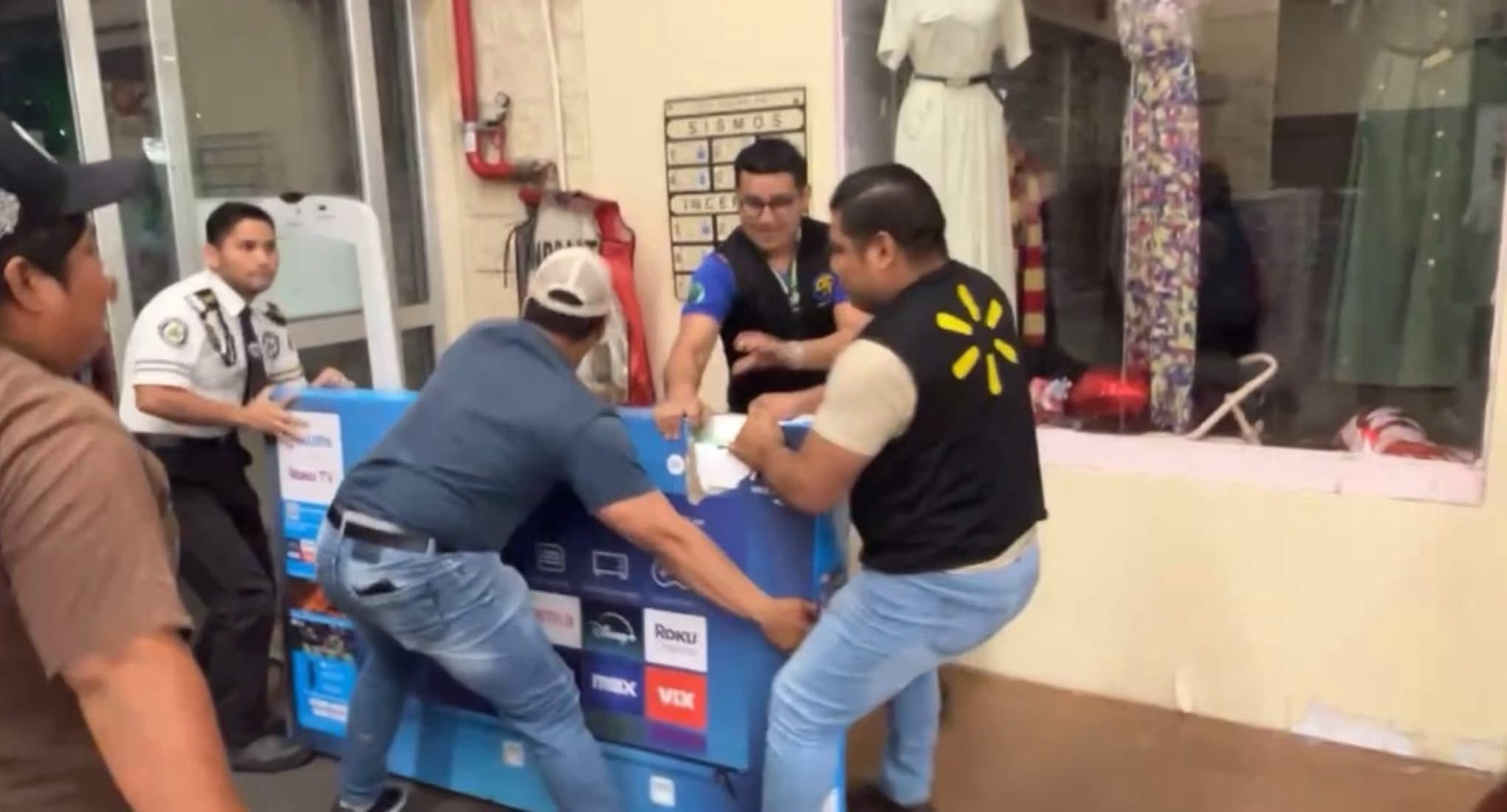Policía interviene en Walmart de Campeche tras conflicto por pantallas en liquidación de $549